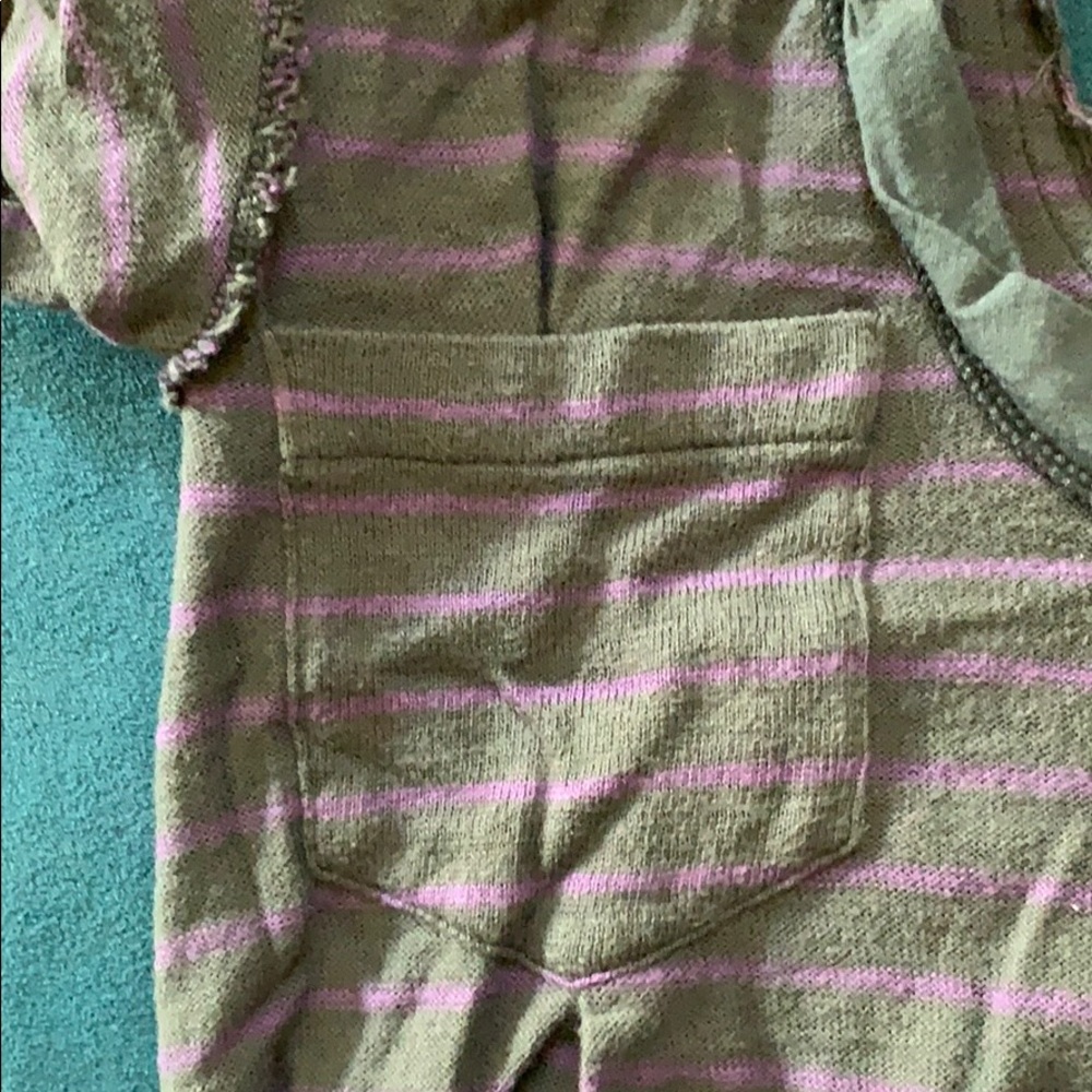 Keyhole-back tee. - Picture 3 of 6